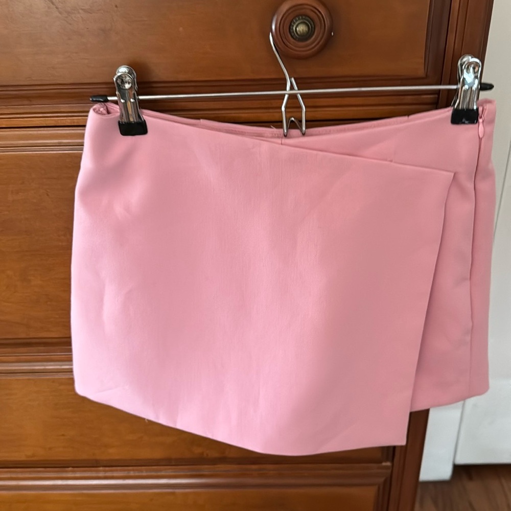 Zara Baby Pink Skort Size S
New, daughter never wore but removed tag.